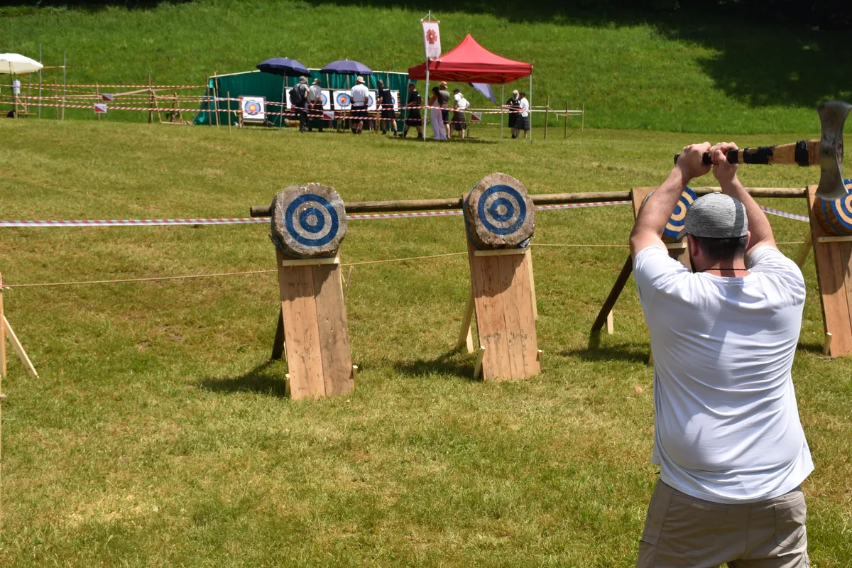 Ein Mann wirft eine Axt.